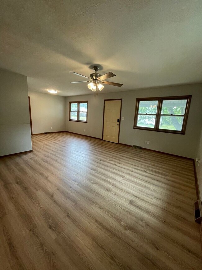 Foto del edificio - Updated 3 bed/1 bath home! With a 1 car ga...