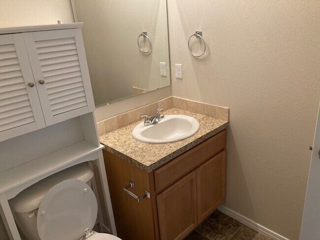 Foto del edificio - Meridian-Great location 4 bedroom 2.5  bath home available