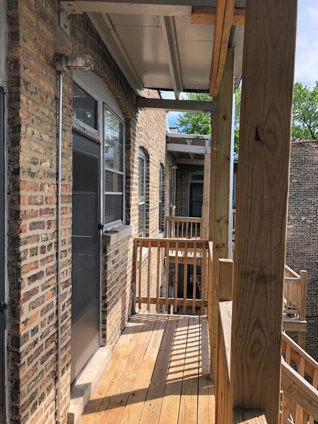 Building Photo - Fantastic Roscoe Village One Bedroom
