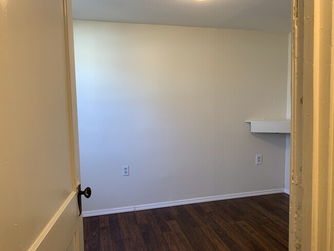 Building Photo - Churchill Suites