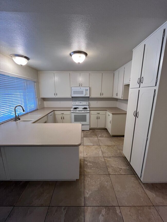 Building Photo - NICE HOME IN FAIR OAKS WITH POOL!!