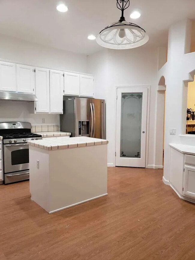 Foto del edificio - Stylish 4-Bedroom Home Near Red Hawk Golf ...