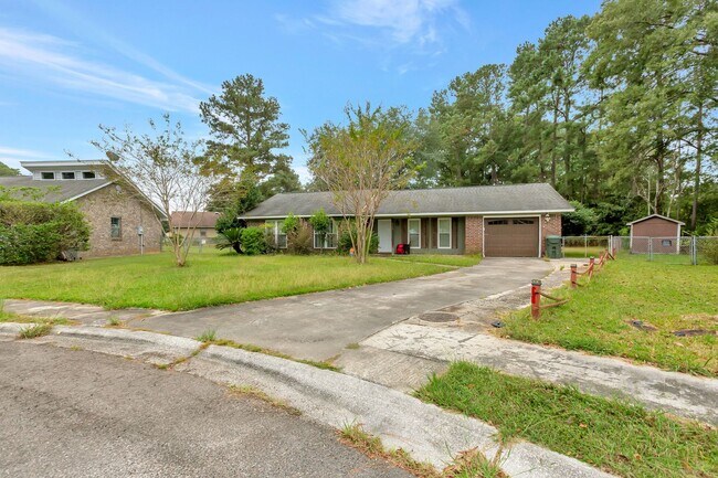 Foto del edificio - Charming Single-Story Home with Huge Backy...