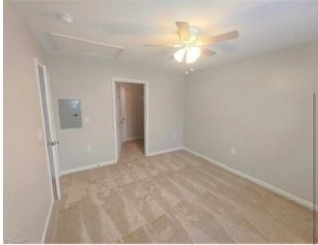 Nice size bedroom - 1885 Crest Hollow Dr