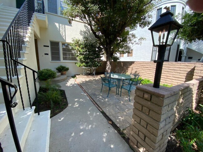 Patio de baldosas a la sombra de los árboles - 1835 Kelton Ave