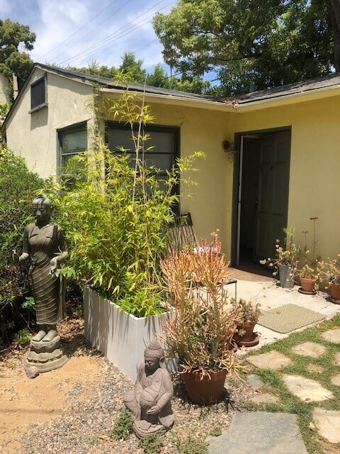 Building Photo - 810 N Las Palmas Ave