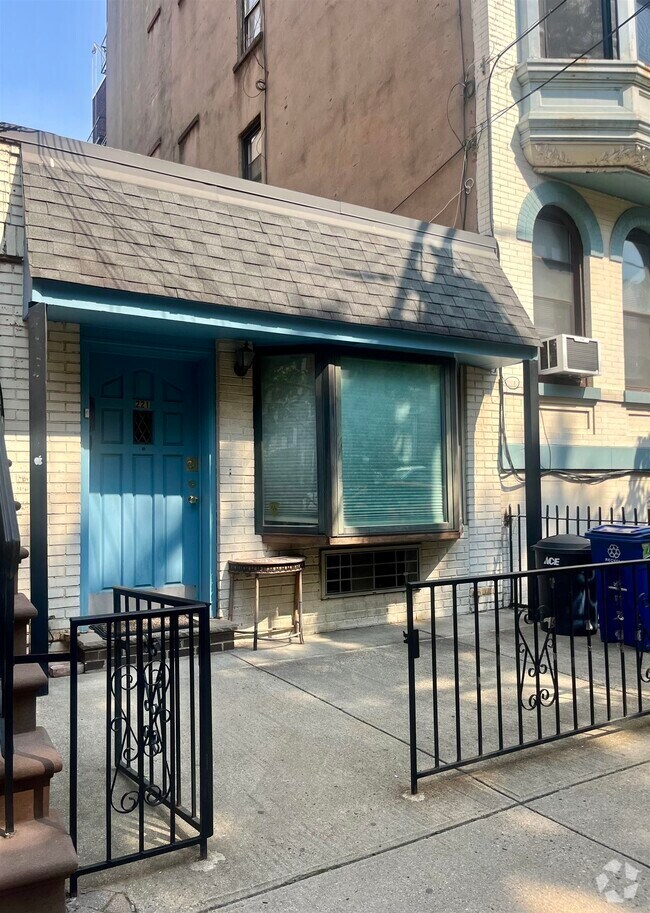 Building Photo - 221 Park Ave