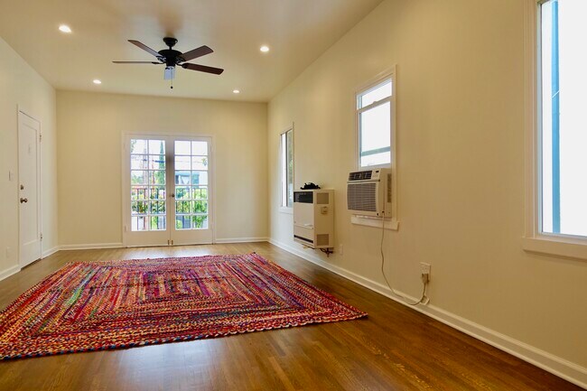 Living Room - 920 E Garfield Ave