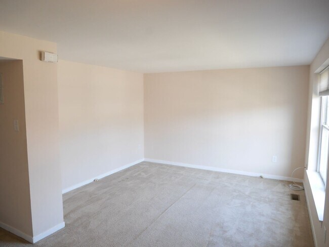 Building Photo - Spacious Townhome- Parkville, MD