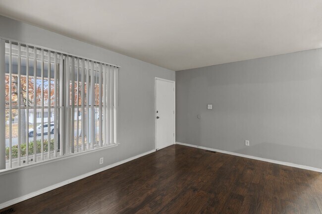 Foto del edificio - MOVE IN READY! Passed Occupancy. Move in before the holidays!