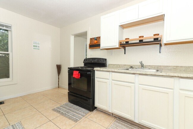 Building Photo - 2/1 in Deland - Walking distance downtown ...