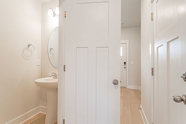 Foto del edificio - Price Improvement! Beautiful 3 Bedroom, 2....
