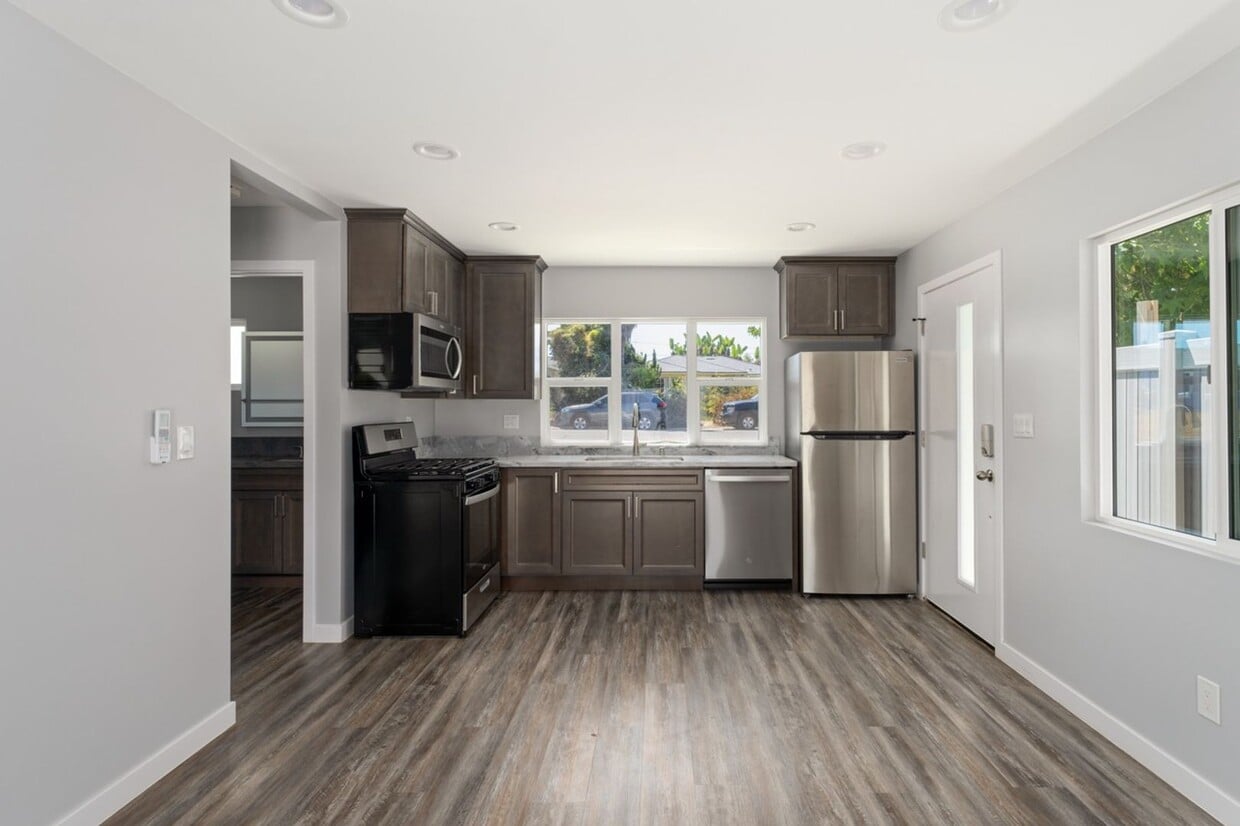 Foto principal - 5120 Los Robles Dr