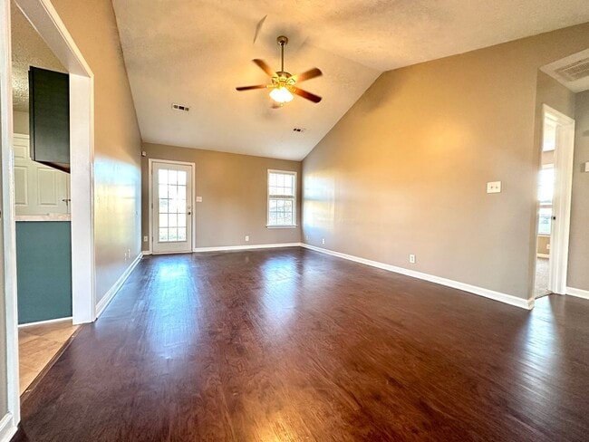 Foto del edificio - Cozy Single-Family Home with a Fenced Backyard