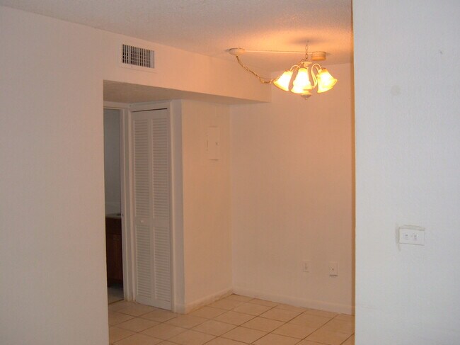Foto del edificio - 5814 NE 4th Ct