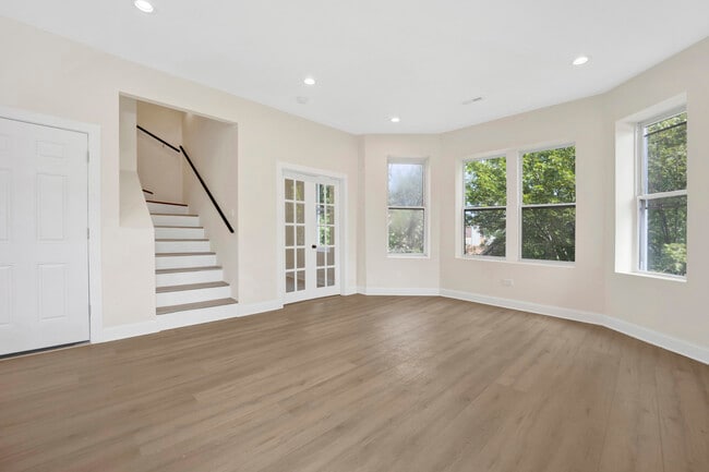 Building Photo - 2021 W Shakespeare Ave