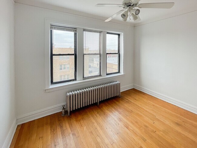 Foto del edificio - 2540 W Summerdale Ave