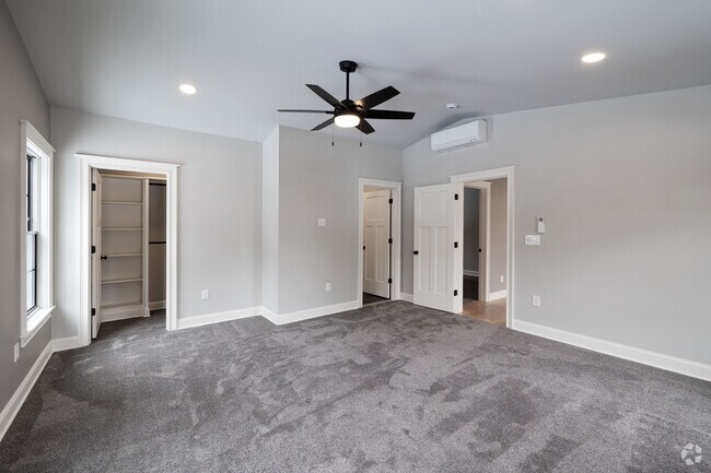 2 habitaciones, 2 baños - 1055 pies cuadrados - Dormitorio principal - Forest Lane Apartments