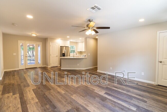 Building Photo - 216 E Zuni Dr
