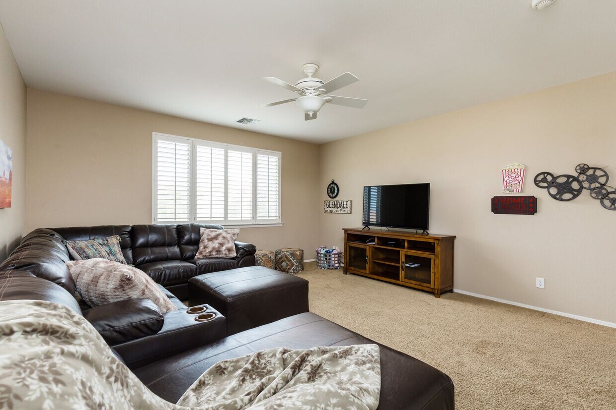 Foto principal - 8408 W Midway Ave