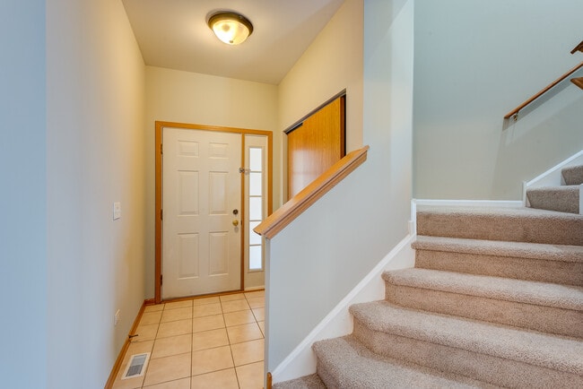 Building Photo - 490 Vaughn Cir