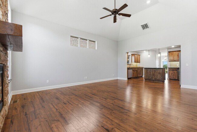 Building Photo - 4 Bedroom home 2 bath Available NOW!