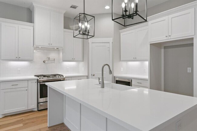 Building Photo - 1121 E 27th St