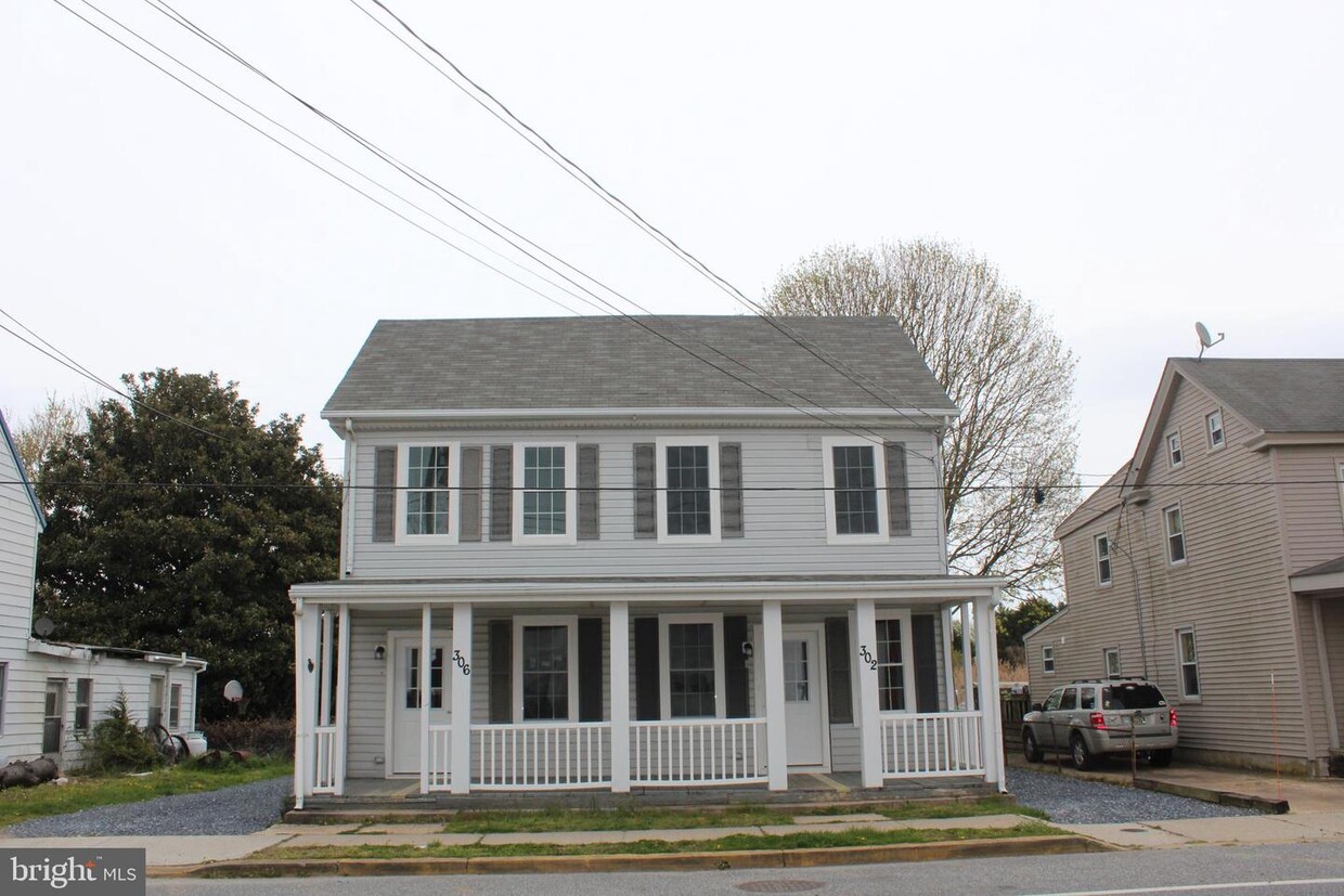 Primary Photo - 302 MAIN St