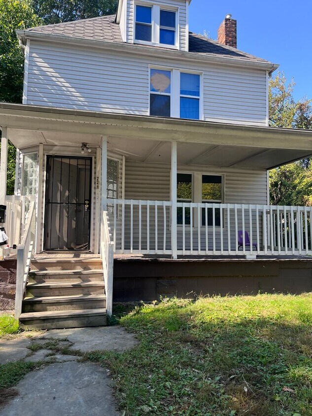 Foto principal - 728 E 93rd St