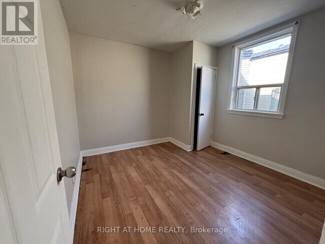 Building Photo - 503 Oakwood Ave