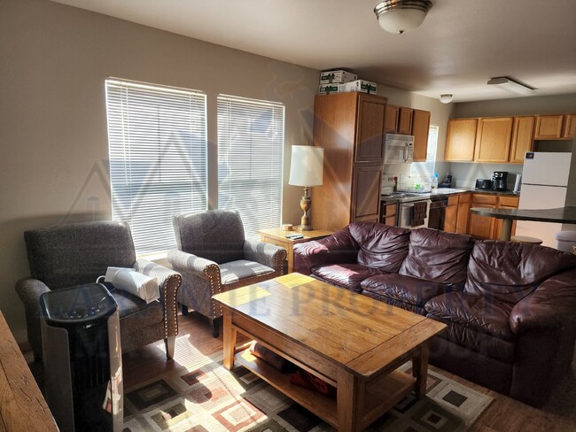 Building Photo - Single Room available in a 4 bedroom Condo