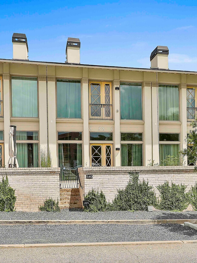 Building Photo - 540 Heatherden Ave