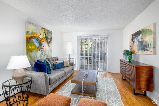 B2 1BR, 1BA - 740SF - Living Room - Prescott Apartments