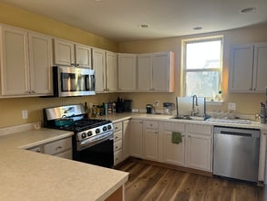 Building Photo - 100 Lakeside Ct