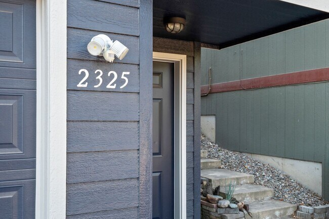 Building Photo - Downtown / Peaceful Valley 2 Bed 2 Bath ho...