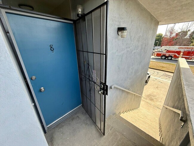 Foto del edificio - Freshly Renovated 2 bedroom - MUST SEE 2 B...