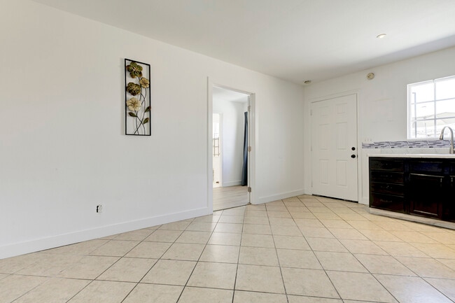 Foto del edificio - 8852 Morehart Ave