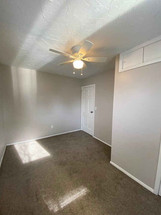 Building Photo - 25700 Farringdon Ave