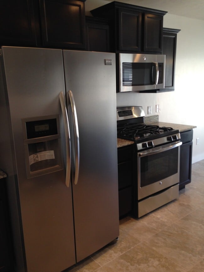 Building Photo - Luxury 3 bedroom Townhome Home!