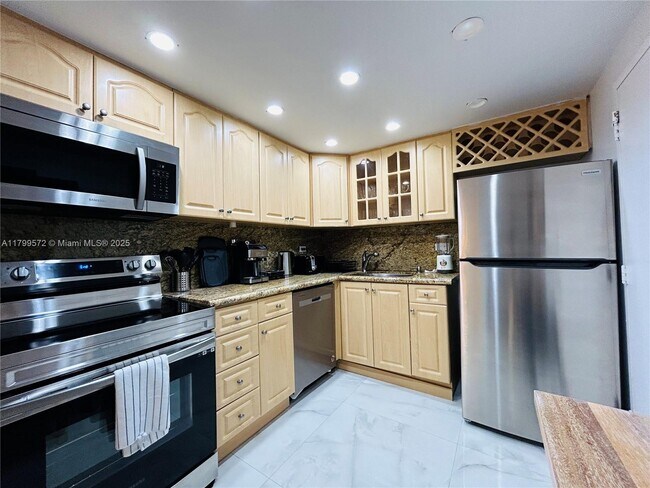 Building Photo - 6039 Collins Ave