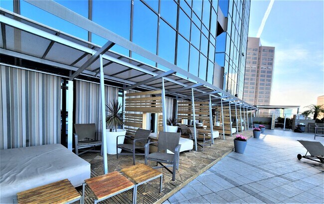 Foto del edificio - Sky-High Urban Living at 1100 Wilshire! St...