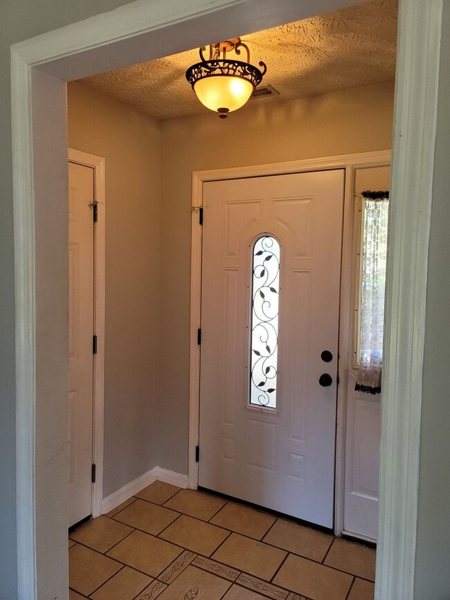 Foto del edificio - Newly Renovated 3 Bedroom, 2 Bath Ranch Home. Minutes from Shopping & Restaurants!