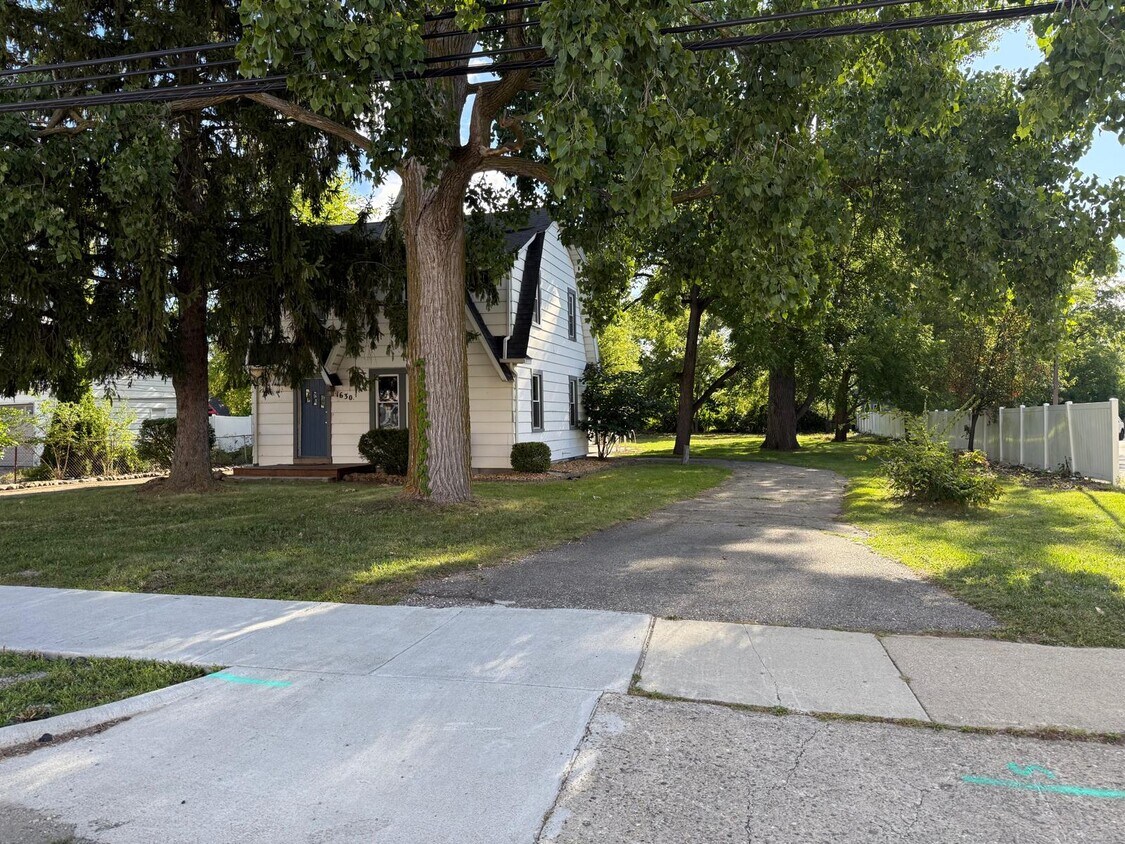 Primary Photo - 1630 N Maple Rd