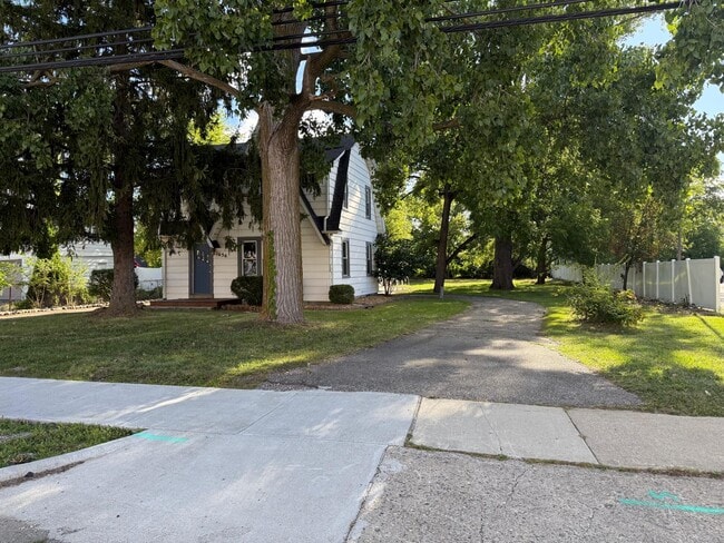 Building Photo - 1630 N Maple Rd