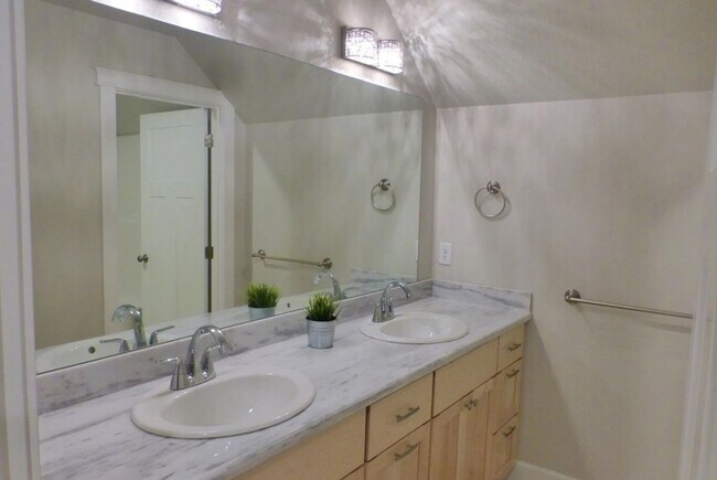 Foto del edificio - 3 Bed / 2 Bath Two-Story Home with 2-Car Garage & A/C
