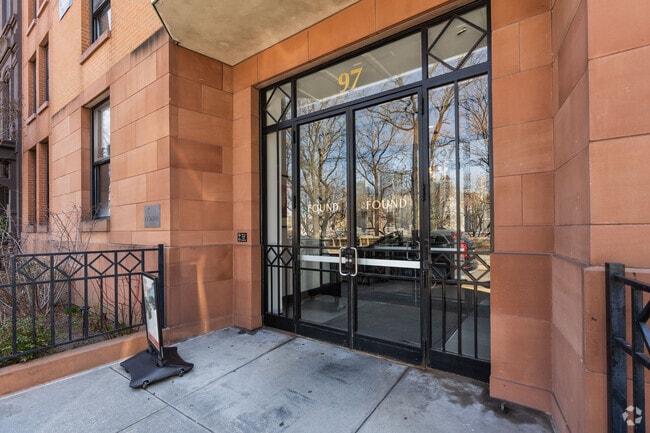Entrada - FOUND Study Brooklyn Heights