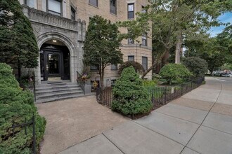 Building Photo - 51 Park Dr