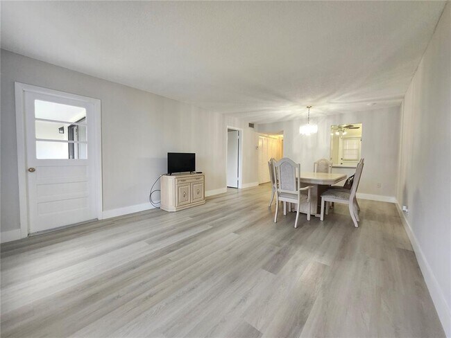 Foto del edificio - 8121 SW 24th Ct