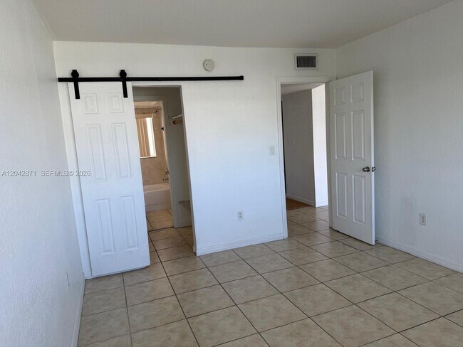 Foto del edificio - 7713 SW 88th St