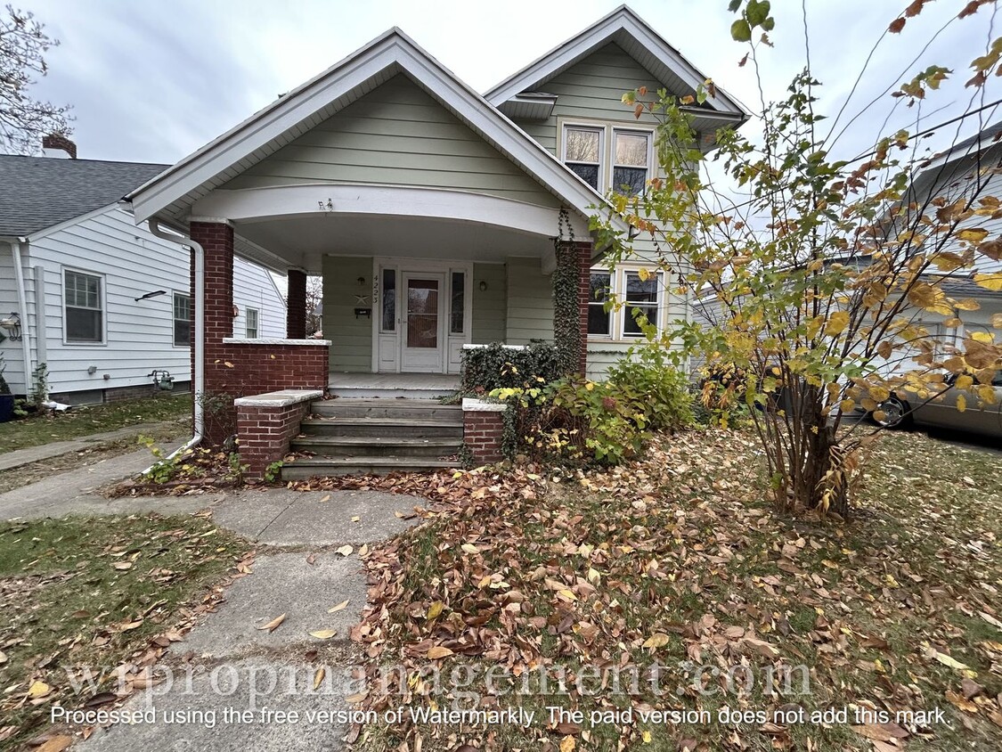 Foto principal - 3 Bed 1 Bath Home is West Toledo Library N...